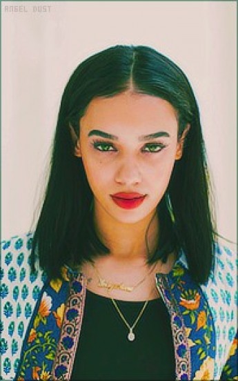 Character Lola Forbes